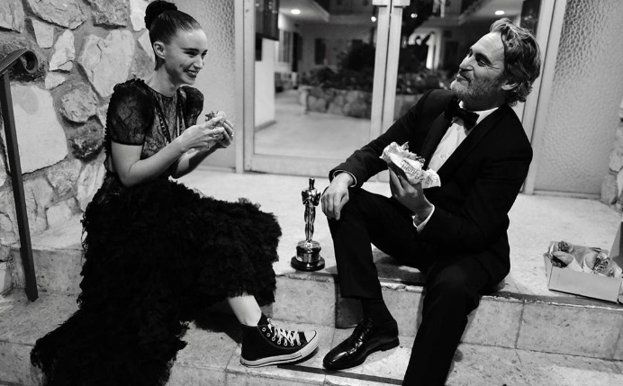 Joaquin Phoenix y Rooney Mara cenando hamburguesas 
