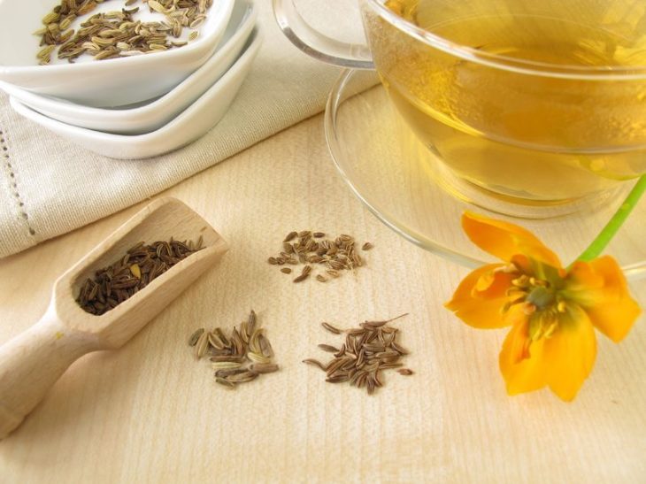 Te de hinojo en juego de tazas de cristal, adornado con flor de hinojo sobre mesa de madera