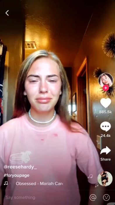 Chica llorando en un video de TikTok