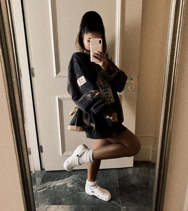 Ariana Grande mostrando sus Crocs con calcetas