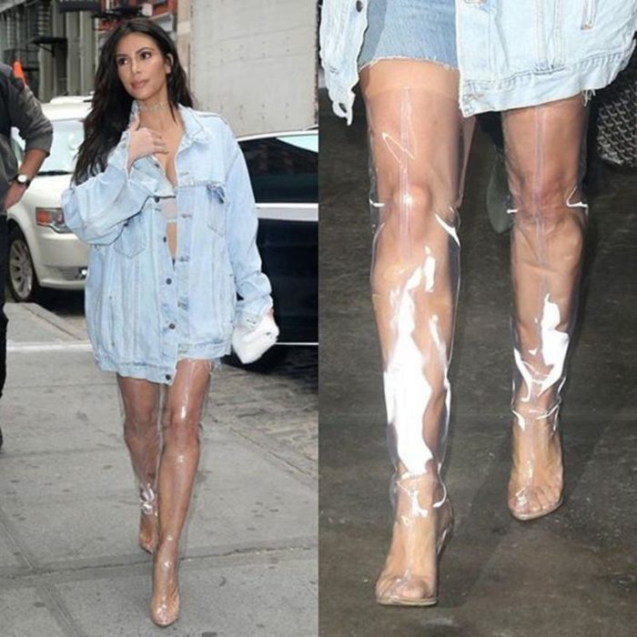 Kim Kardashian caminando por las calles mientras usa unas botas de plástico