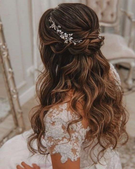 Peinado para novia de cabello ondulado de twist doble con tocado