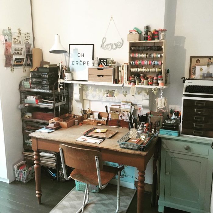 Área de trabajo con material para manualidades y muebles de madera