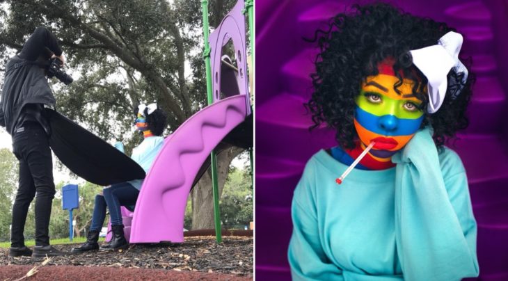 Detrás de cámaras de fotografía de modelo maquillada con múltiples líneas de colores en el rostro y con fondo morado