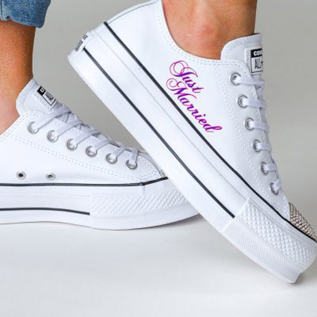 Converse en color blanco para novias con un mensaje especial en el costado