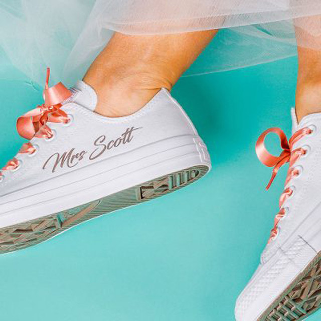Converse en blanco para novias con cintas color melón