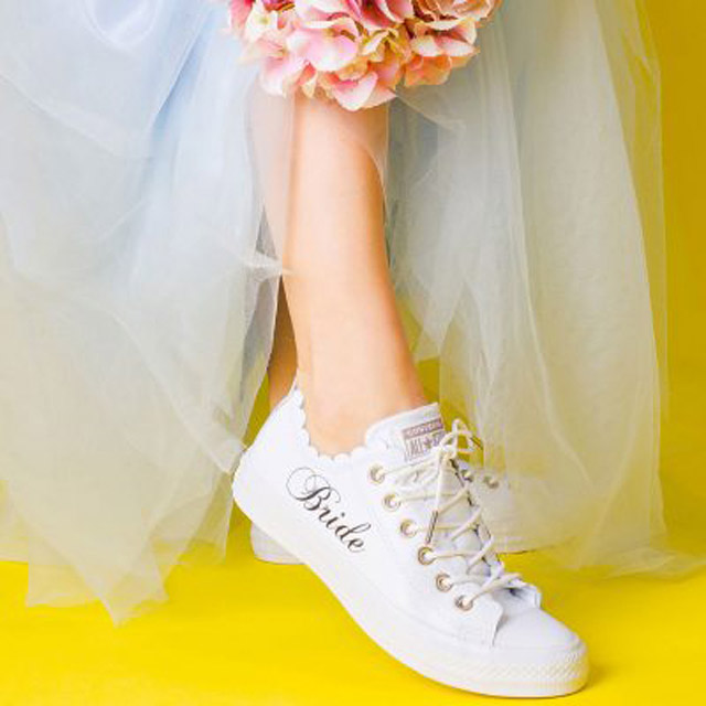 Converse en blanco para novias con volantes en los costados