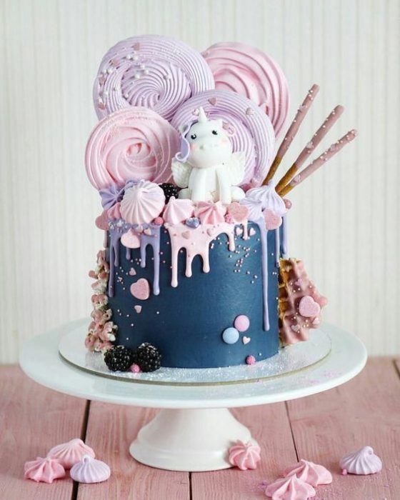 Pastel de betún de zarzamora con dulces de colores rosa y lila