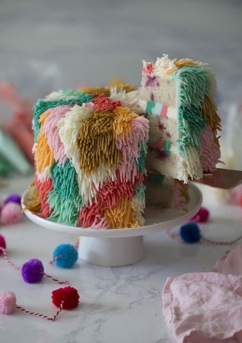 Pastel con betún de colores con efecto de estambre