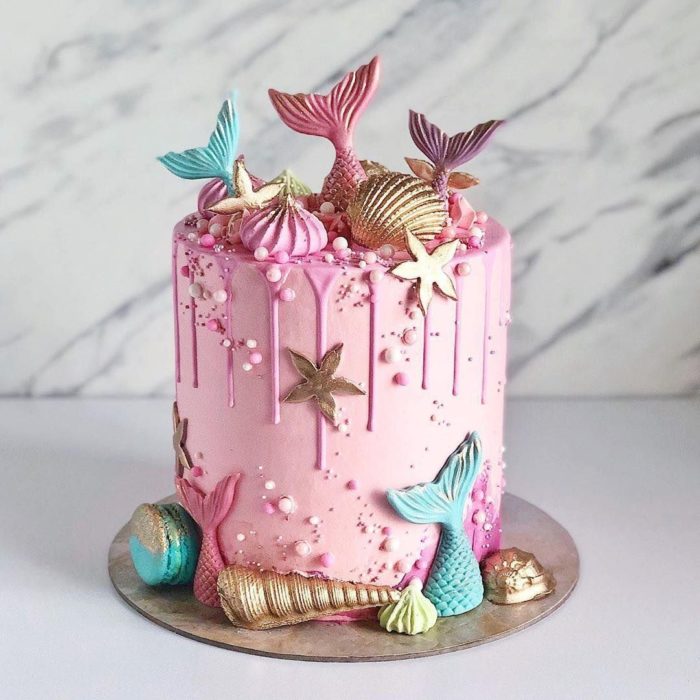 Pastel de fresa estilo sirena con detalles en pasta dura