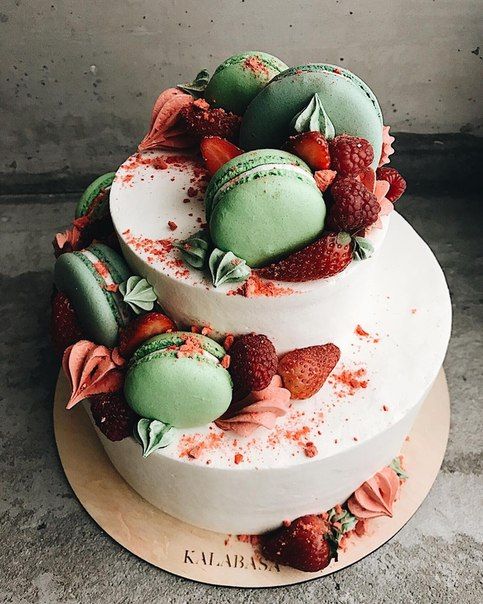 Pastel de tres pisos de vainilla con galletas de hojaldre