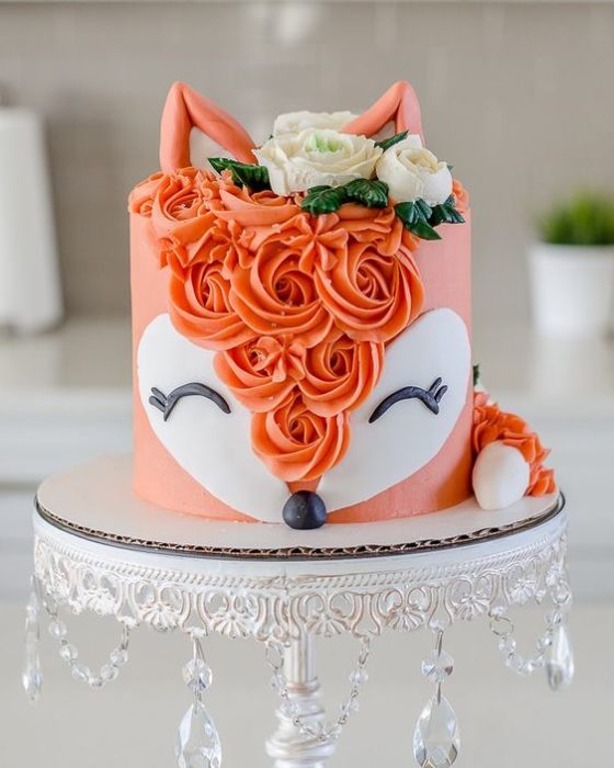 Pastel de betún de mandarina con diseño de zorro