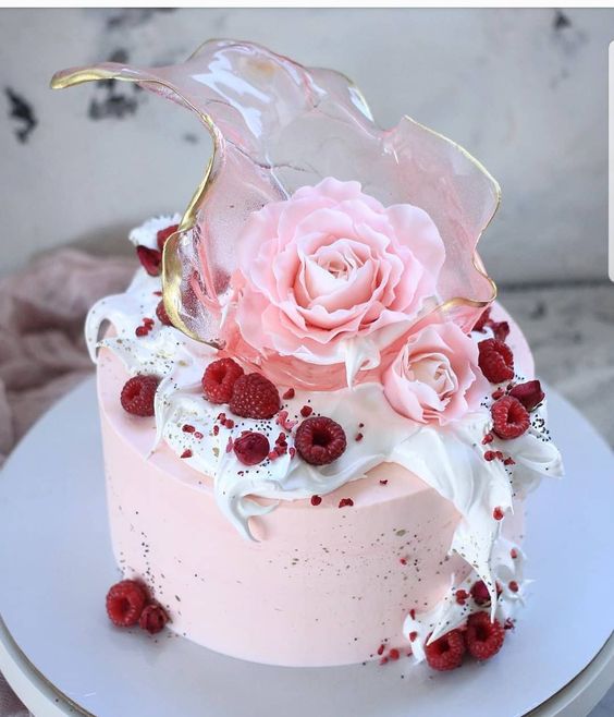 Pastel de frambuesa con caramelo efecto cristal