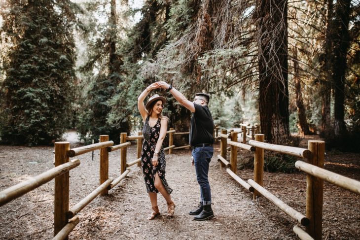 Pareja de novios bailando en medio del bosque