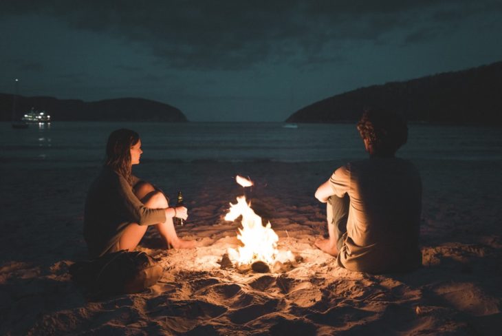 Pareja de novios frente a una fogata