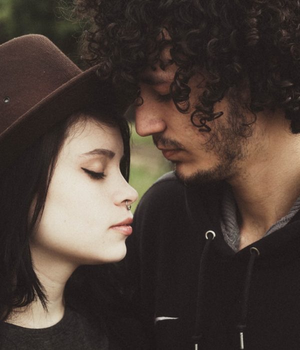 Pareja de novios apoyados mutuamente con gestos de sentimientos