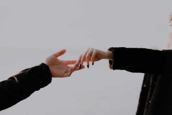 Manos de mujer y hombre separándose