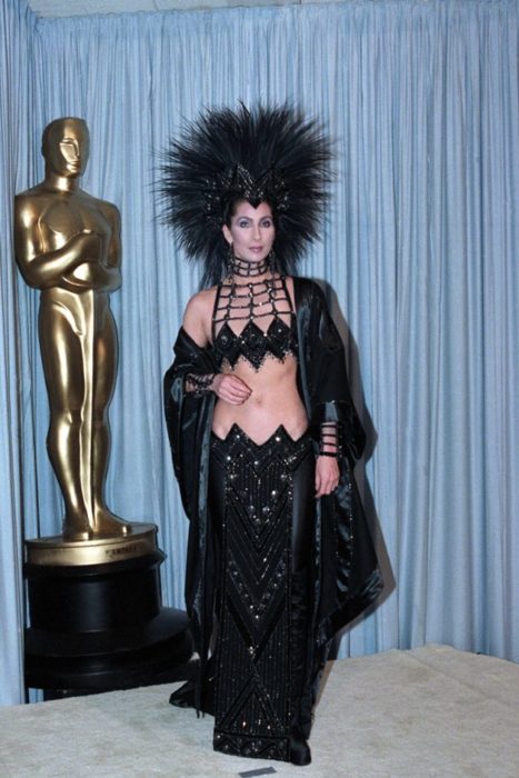 Cher usando un vestido negro en los premios de la academia