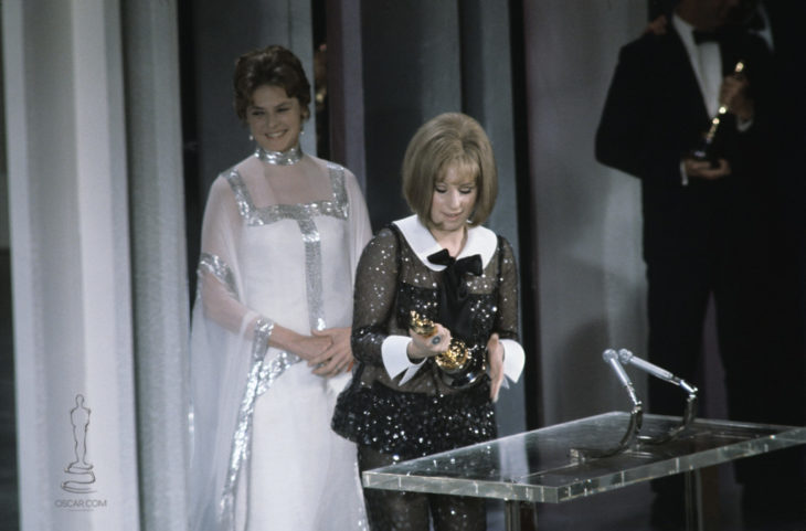 Katharine Hepburn y Barbra Streisand ganando el premio a la mejor actriz