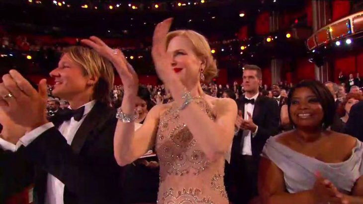Nicole Kidman aplaudiendo en los Óscar