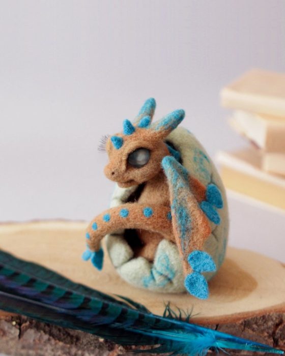 Dragón camel en su huevito blanco con detalles azules hecho a mano y desmontable
