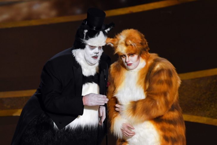 James Corden y Rebel Wilson vestidos como sus personajes de Cats