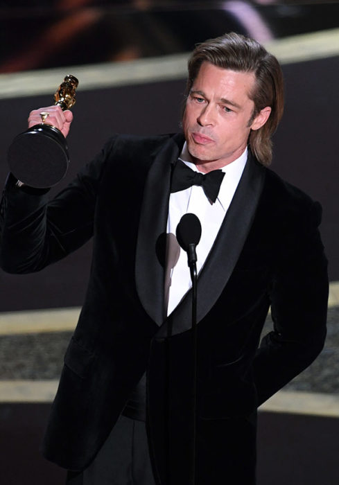 Brad Pitt levantando su estatuilla de premio Óscar 2020