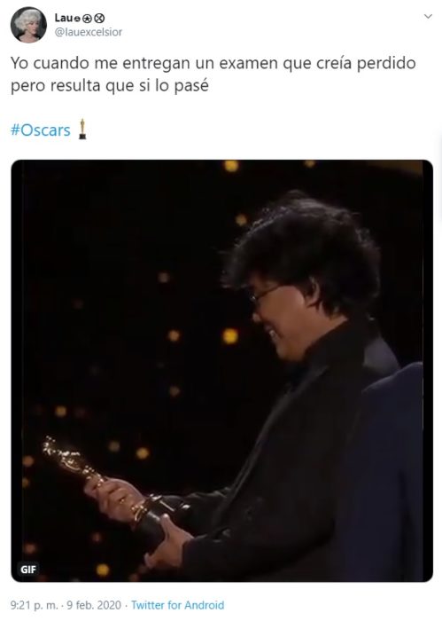 Captura de Twitter de Bong Joon-ho admirando su Oscar