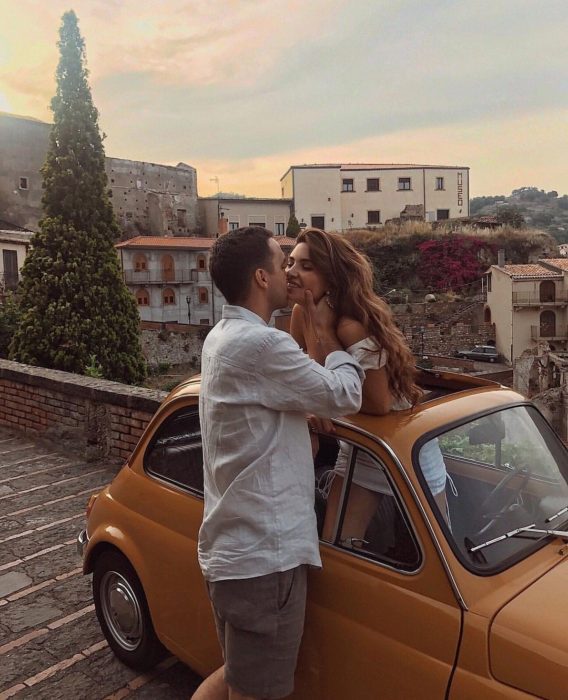 Pareja de viaje en pueblo mágico
