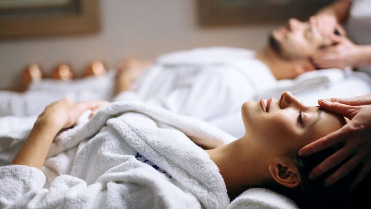 Pareja en sesión de spa