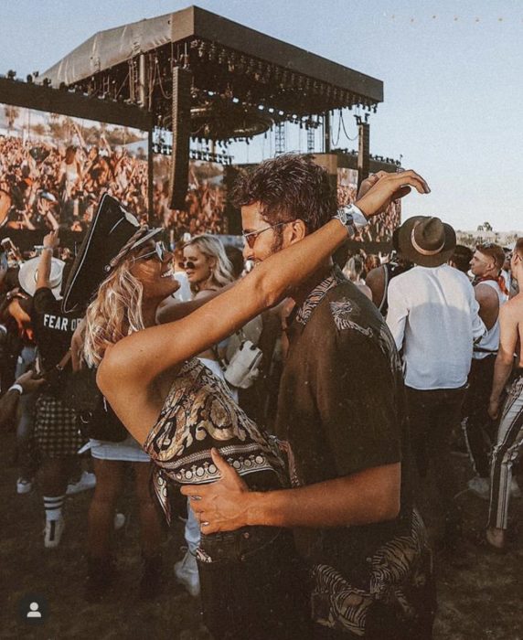 Pareja disfrutando en un concierto de rock