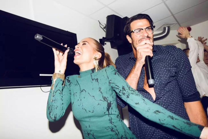Pareja cantando en karaoke