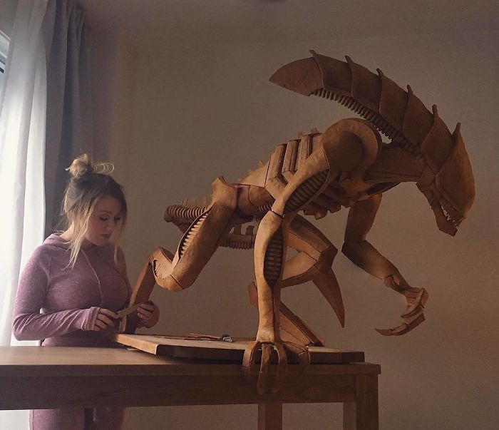 Chica esculpiendo una figura enorme con pan de jengibre 