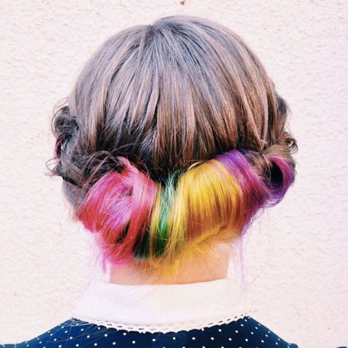 Chica con el cabello sujetado en un chongo bajo para mostrar su color de cabello