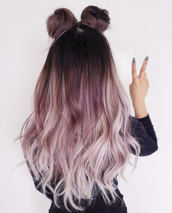 Chica con el cabello de color morado sujetado en dos chonguitos altos