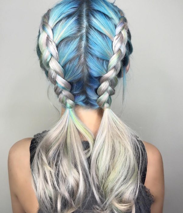 Chica de cabello rubio y azul sujetado en dos coletas