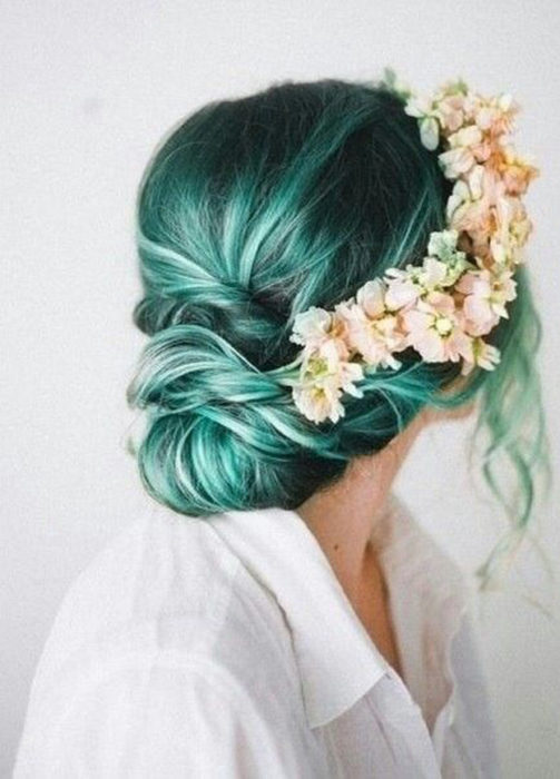 Chica con el cabello verde sujetado en un chongo de color bajo