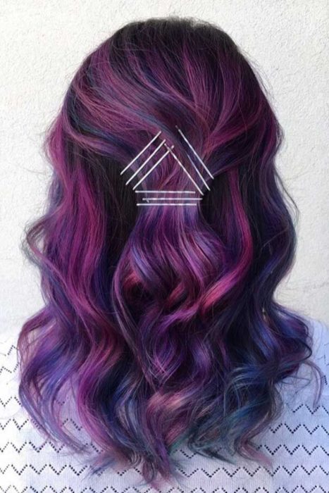 Chica con el cabello morado sujetado con una coleta media y pasadores
