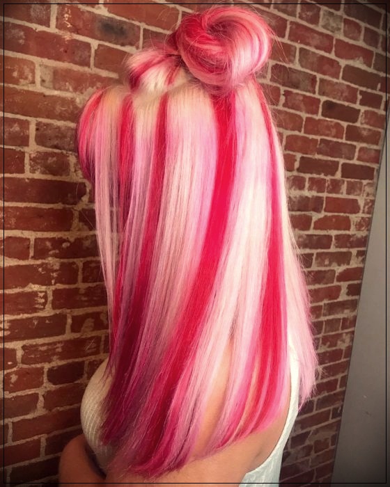 Chica con el cabello rosa y rubio sujetado en una coleta alta