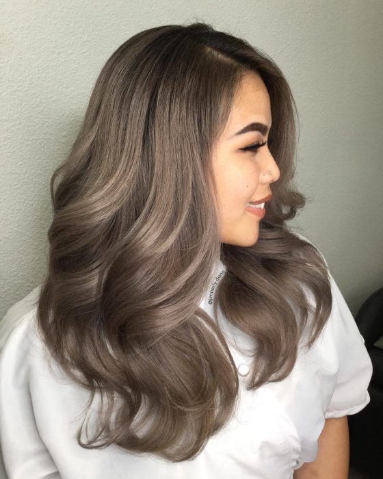 Chica con el cabello rizado