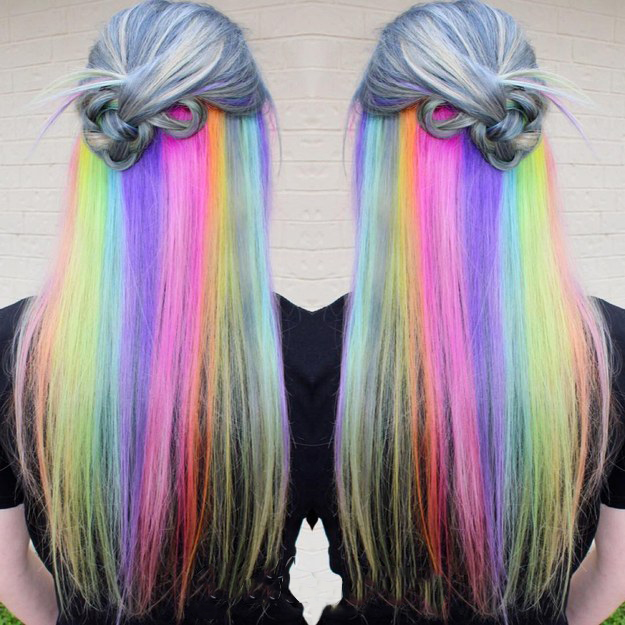 Chica con el cabello de colores sujetado en un chongo medio