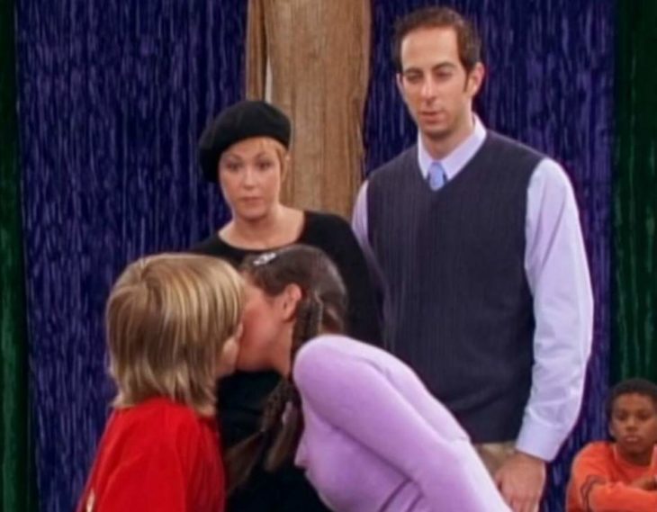 Selena Gomez y Dylan Sprouse en una escena de beso para la serie de Disney, Zack y Cody: Gemelos en acción