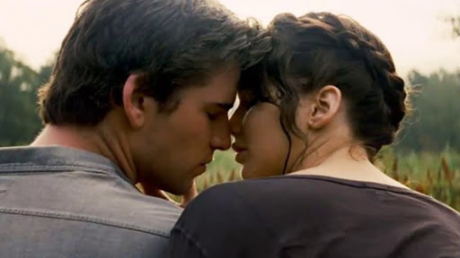 Liam Hemsworth y Jennifer Lawrence en una escena de beso para Los juegos del hambre
