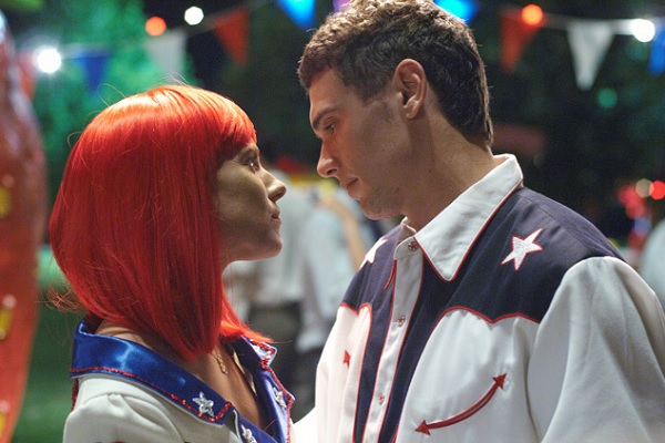 Sienna Miller y James Franco en una escena de beso apasionado