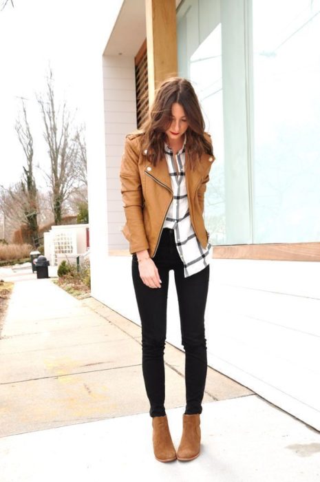 Outfit color camel y camisa blanca con pantalón negro