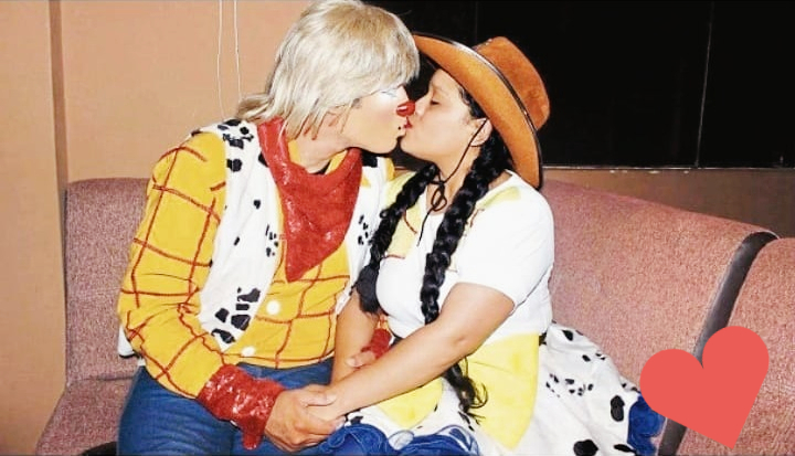 Pareja de novios vestidos de payasos besándose, Raúl Rivera y Tatty Huaman Fernandez