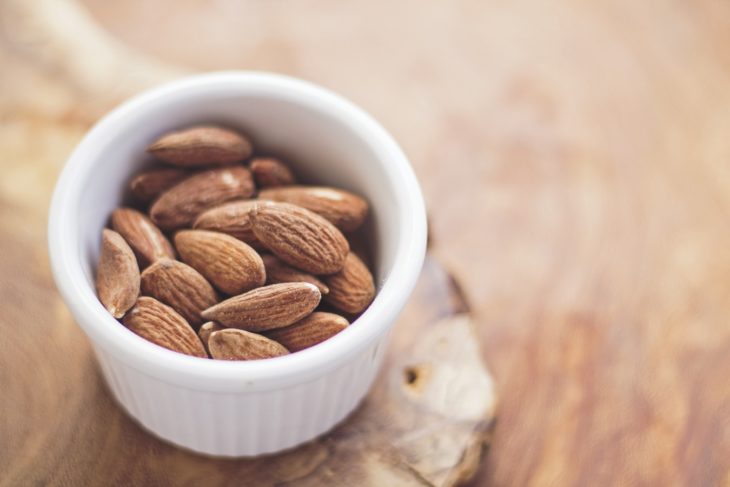Pequeño tazón con almendras naturales