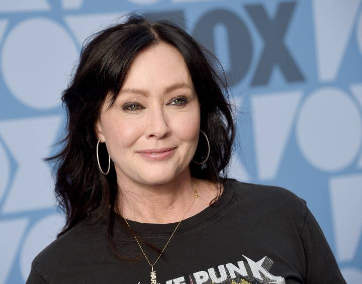 Shannen Doherty posando para una foto durante una alfombra roja 