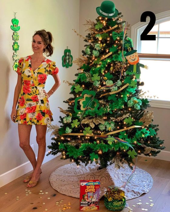 Nadia Colucci, chica junto a un árbol navideño decorado con motivo de celebración del día de la buena suerte
