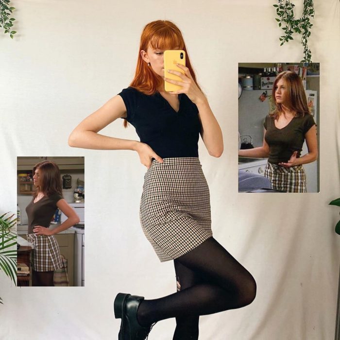 Outfit inspirado en Rachel de Friends usando una falda con estampado escoses en conjunto de blusa y medias negras